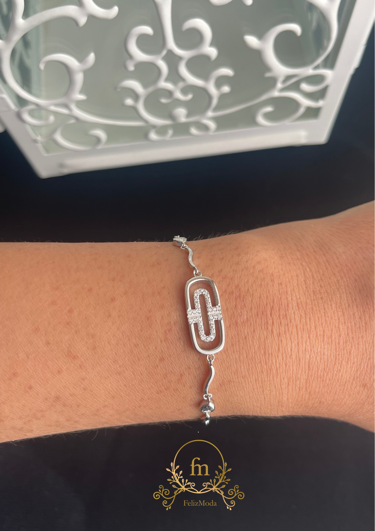 Oval curved silver bracelet with curved chain