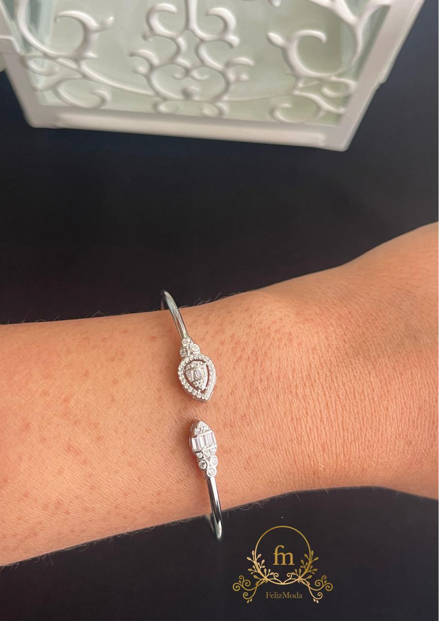 Two oval different pendants size silver bangle adjustable size