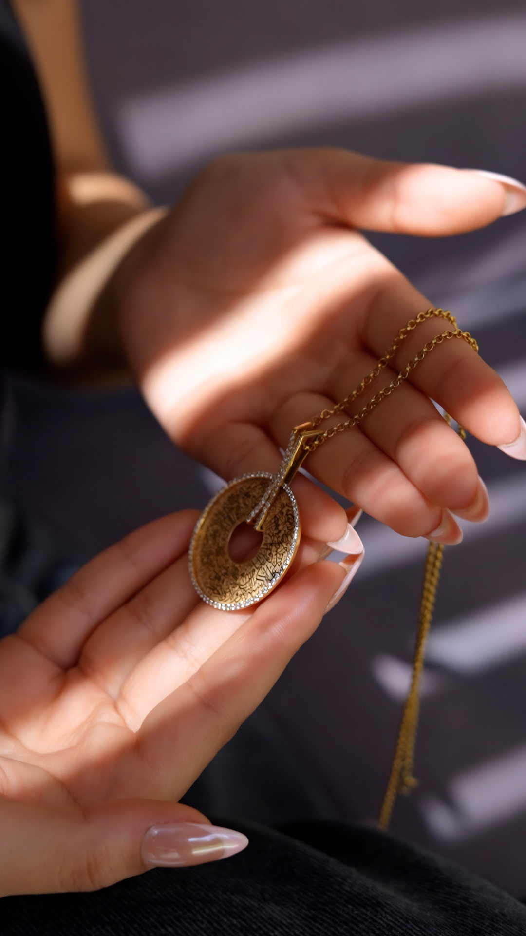 ايه الكرسى Silver necklace round pendant zircon stones gold plated