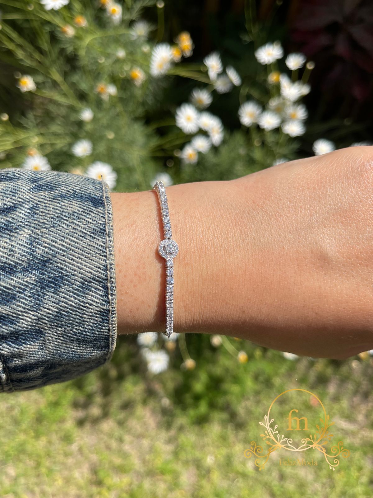 Round zircon stones with side stones silver bracelet