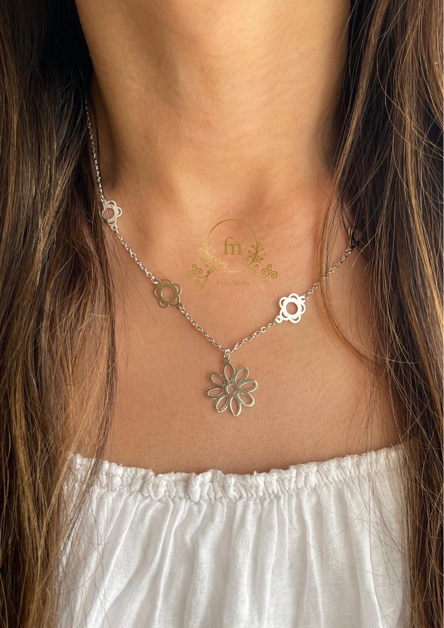 Multiple flowers silver necklace — moda017