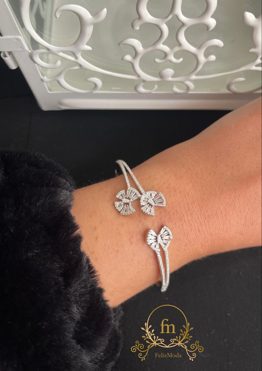 Three flowers silver bangle with crystals