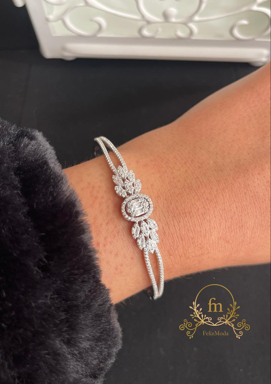 Crown silver bangle with round pendant zircon stones free size