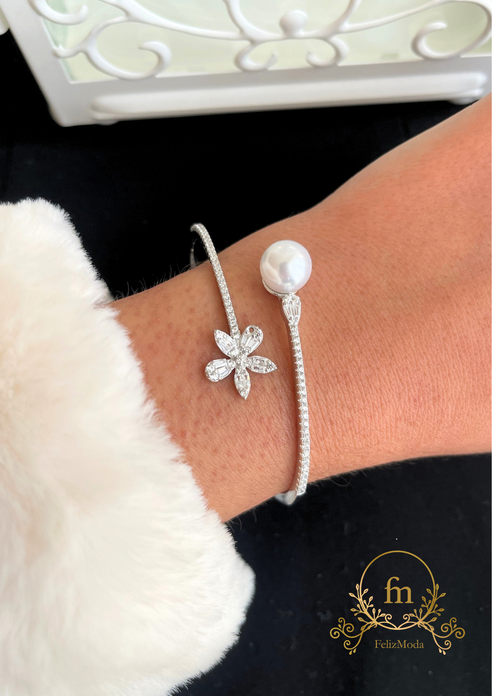 Flower pearl silver bangle free size
